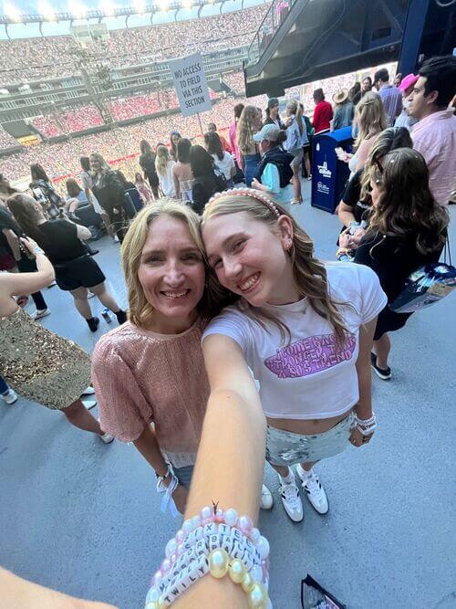 swifties mom and daughter (1)